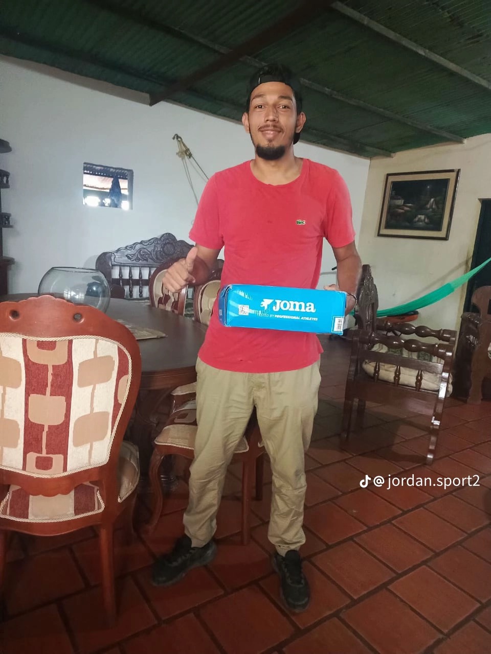 Cliente feliz mostrando su compra recibida de Jordan Sport Venezuela