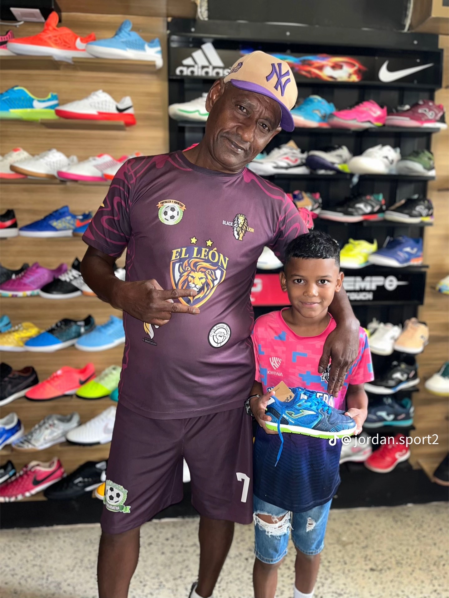 Familia feliz con su compra en Jordan Sport Venezuela
