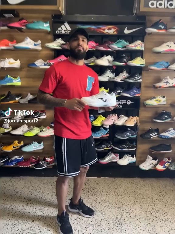 Cliente feliz visitando Jordan Sport Venezuela